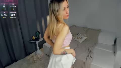 Snapshot of crazy_selfi chatting on 22, 2, 2025 Emma online show from 22, 2, 2025