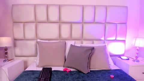 Snapshot of cristallwilliams chatting on 2, 12, 2025 cristallwilliams online show from 2, 12, 2025