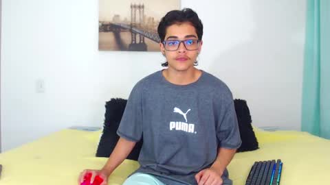 Snapshot of cristian_suarezz chatting on 1, 2, 2025 online show from 1, 2, 2025