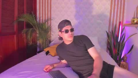 Snapshot of cristianblaze_pamelareal chatting on 19, 11, 2025 Cris Pame online show from 19, 11, 2025