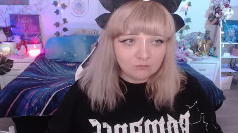 Snapshot of crystal_galaxy chatting on 8, 9, 2025   online show from 8, 9, 2025