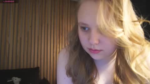 crystallpaws_ online show from 23, 12, 2025