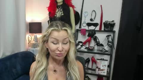 CrystalHotty online show from 15, 5, 2026