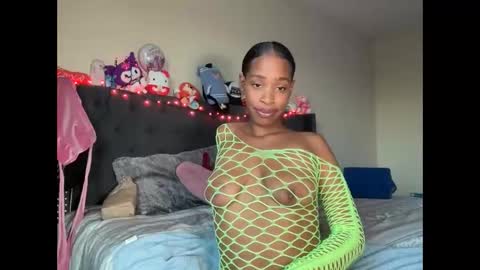 Snapshot of cum2charmxx chatting on 19, 10, 2025 cum2charmxx online show from 19, 10, 2025