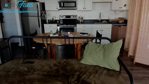 Snapshot of cum_with_quinn chatting on 15, 10, 2025 Quinn online show from 15, 10, 2025