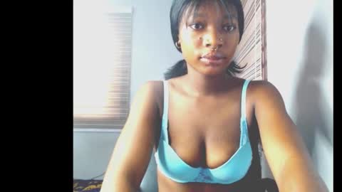 Snapshot of cumebony_petit chatting on 7, 2, 2026 cumebony_petit online show from 7, 2, 2026