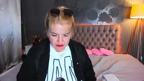 Snapshot of curlydreams chatting on 13, 9, 2025 CurlyDreams online show from 13, 9, 2025