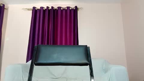 Essie online show from 10, 9, 2025