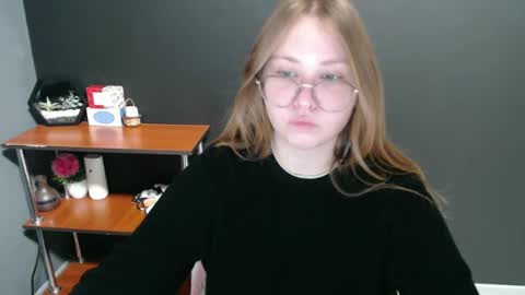 Snapshot of cute_minx chatting on 4, 1, 2025 Veronica online show from 4, 1, 2025
