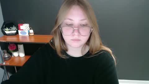Snapshot of cute_minx chatting on 4, 1, 2025 Veronica online show from 4, 1, 2025