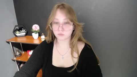 Snapshot of cute_minx chatting on 28, 2, 2025 Veronica online show from 28, 2, 2025