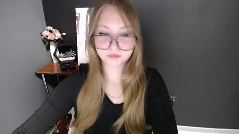 Snapshot of cute_minx chatting on 3, 10, 2025 Veronica online show from 3, 10, 2025