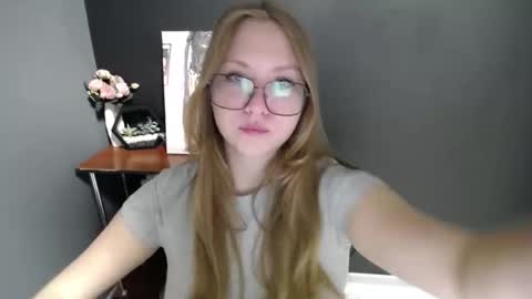 Snapshot of cute_minx chatting on 8, 10, 2025 Veronica online show from 8, 10, 2025