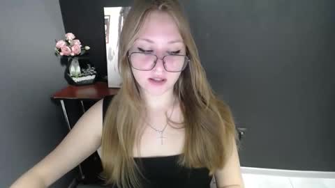 Snapshot of cute_minx chatting on 17, 10, 2025 Veronica online show from 17, 10, 2025