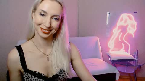 cute_smile_shy online show from 27, 11, 2025