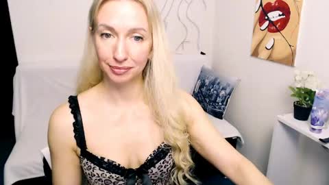 cute_smile_shy online show from 5, 4, 2026