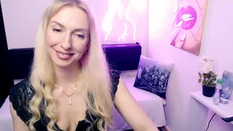 cute_smile_shy online show from 19, 5, 2026