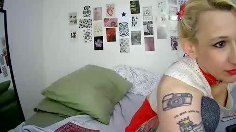 Snapshot of cutefemme chatting on 22, 12, 2025 Bella online show from 22, 12, 2025