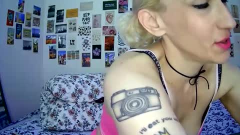 Snapshot of cutefemme chatting on 4, 2, 2026 Bella online show from 4, 2, 2026