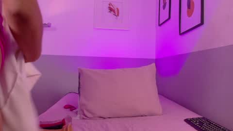 cutepetitee online show from 10, 4, 2026