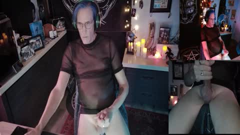 Snapshot of d_j_strokes chatting on 20, 12, 2025 Dave online show from 20, 12, 2025