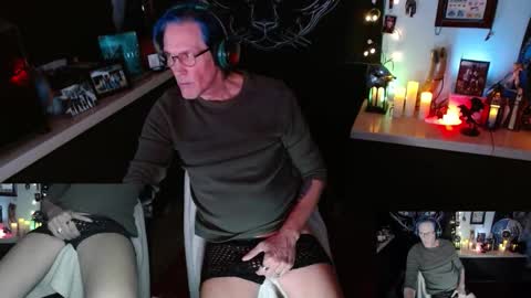 Snapshot of d_j_strokes chatting on 22, 12, 2025 Dave online show from 22, 12, 2025