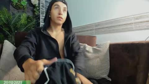 Snapshot of dallen_grant chatting on 31, 10, 2025 Dallen Grant online show from 31, 10, 2025