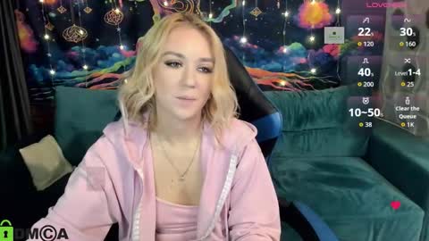 Snapshot of dances_queen chatting on 16, 12, 2025 dances_queen online show from 16, 12, 2025