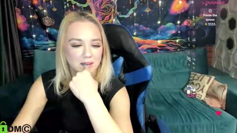 Snapshot of dances_queen chatting on 12, 1, 2026 dances_queen online show from 12, 1, 2026