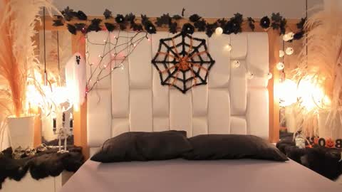 daphne_and_roger online show from 8, 10, 2025