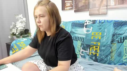 Snapshot of dear_hollyy chatting on 3, 6, 2026 Holly online show from 3, 6, 2026