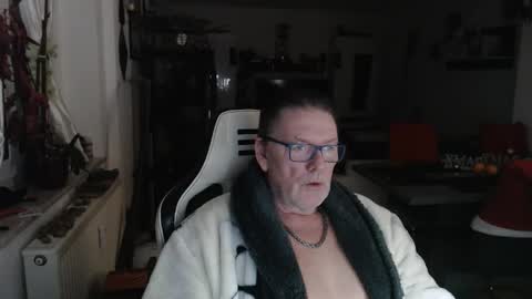 Snapshot of deinprinz2312 chatting on 17, 12, 2025 deinprinz2312 online show from 17, 12, 2025