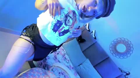 Snapshot of delilah_fix chatting on 18, 9, 2025 della online show from 18, 9, 2025