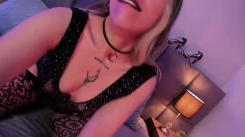 Snapshot of delilah_fix chatting on 10, 10, 2025 della online show from 10, 10, 2025