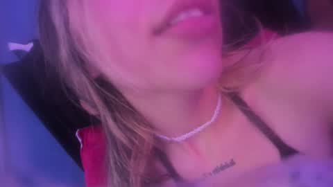 Snapshot of delilah_fix chatting on 27, 10, 2025 della online show from 27, 10, 2025