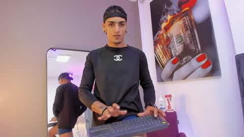 Snapshot of dennis_kinsey chatting on 7, 4, 2026 Dennis Kinsey online show from 7, 4, 2026