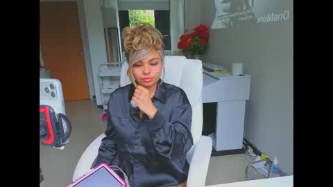 diosadeluniverso_ online show from 16, 4, 2026