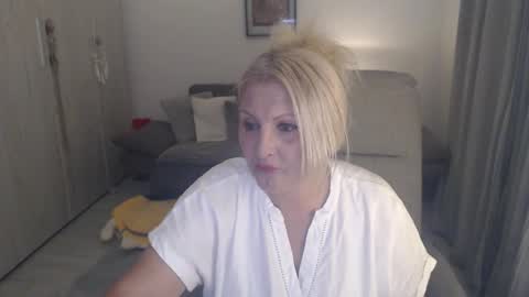Snapshot of divineblond chatting on 24, 5, 2026 Alexxa online show from 24, 5, 2026