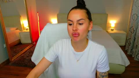 Snapshot of divineluxe chatting on 28, 5, 2026 Ivory Blue. online show from 28, 5, 2026