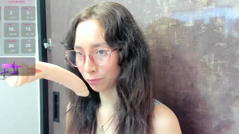 Snapshot of doll_bella_ chatting on 10, 1, 2025 Bella  online show from 10, 1, 2025