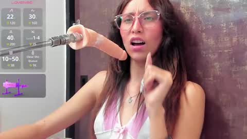 Snapshot of doll_bella_ chatting on 8, 3, 2025 Bella  online show from 8, 3, 2025
