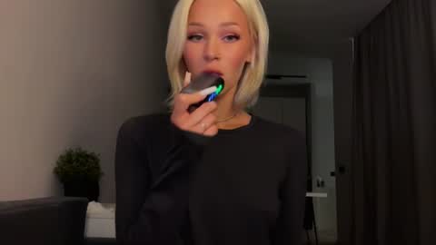 MOLLYYYY dont forget to give me a thumb up online show from 25, 6, 2026
