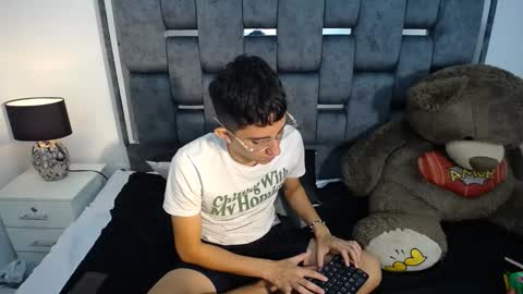 Snapshot of dravith_and_valery chatting on 1, 3, 2025 -- nicolle and jhon -- online show from 1, 3, 2025