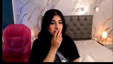Snapshot of dulciinea_07 chatting on 4, 10, 2025 Abril Cruz online show from 4, 10, 2025