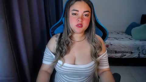 Snapshot of dumont_model chatting on 2, 2, 2025 Nicole   online show from 2, 2, 2025