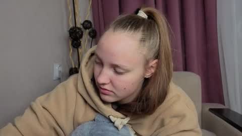 Snapshot of dustydeida chatting on 19, 12, 2025 Jenny online show from 19, 12, 2025