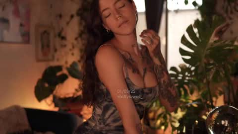 Snapshot of effylowell_ chatting on 1, 3, 2025 Effy online show from 1, 3, 2025