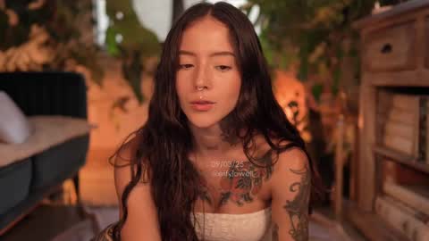 Snapshot of effylowell_ chatting on 9, 3, 2025 Effy online show from 9, 3, 2025