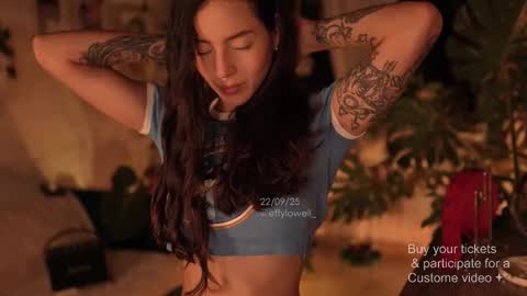 Snapshot of effylowell_ chatting on 23, 9, 2025 Effy online show from 23, 9, 2025