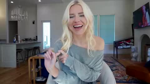 Snapshot of eliza_lizbethx chatting on 11, 11, 2025 Liz online show from 11, 11, 2025